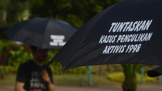 KontraS mempertanyakan niat pemerintah melakukan rekonsiliasi atas pelanggaran HAM berat masa lalu sebelum adanya penggungkapan fakta atas kejadian tersebut.