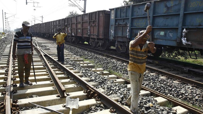 India Benahi Transportasi Kereta