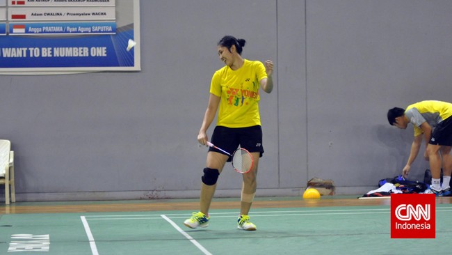 Tunggal putri Linda Wenifanetri harus menelan kenyataan pahit kalah telak dari pebulutangkis Thailand di babak perempat final Indonesia Terbuka.