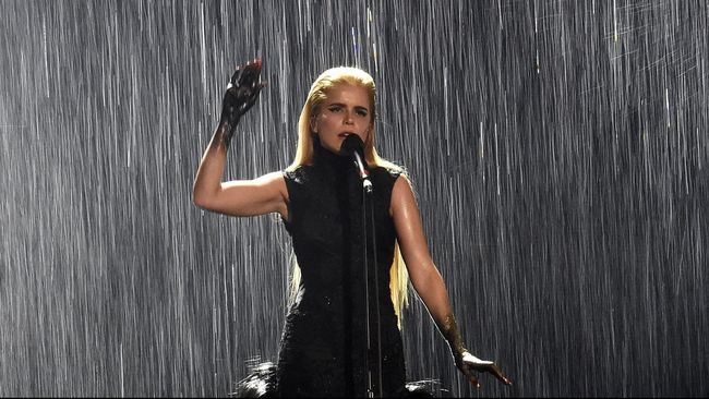 Penyesalan selalu datang belakangan. Seperti Paloma Faith yang menyesal urung menyanyikan soundtrack film James Bond terbaru, Spectre.
