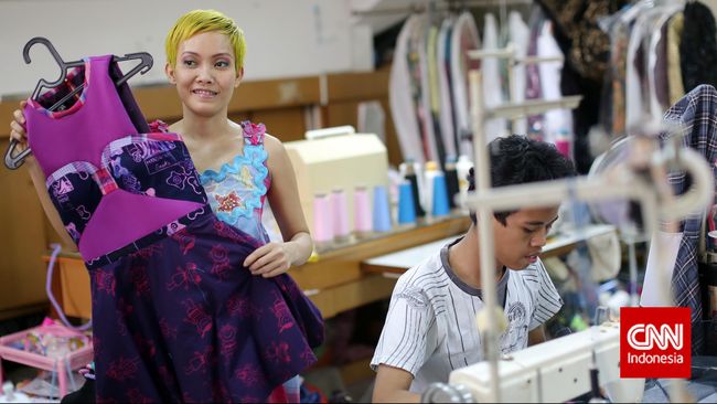 Lenny berinisiatif memadukan Harajuku dengan kain-kain tradisional. Tujuannya satu, untuk membuat kaum muda tertarik dengan kain asli Indonesia.