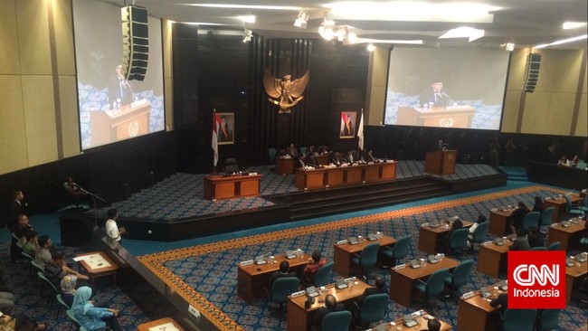 Dewan Pimpinan Pusat Partai NasDem memerintahkan anggotanya di DPRD Jakarta untuk mencabut angket. Namun legislator NasDem di DPRD menolak, siap terima sanksi.