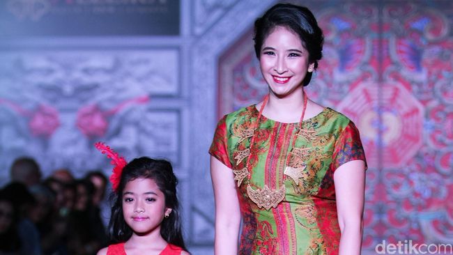 Meski tak setiap hari memasak untuk anak-anaknya, Angie selalu menyempatkan memasak meski hanya di akhir pekan.