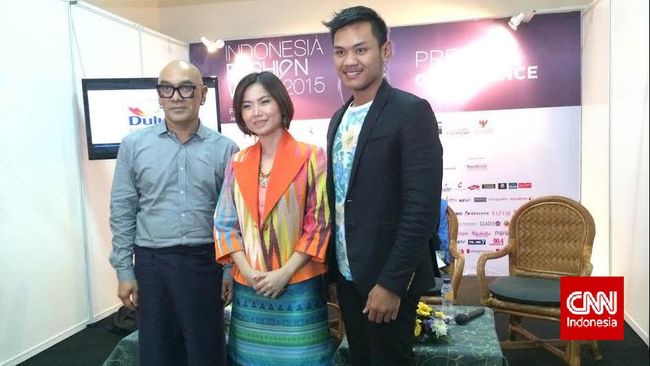 "Warna copper orange punya mood sendiri buat saya seperti semangat, positivitas, dan kehangatan," ucap Andhika.