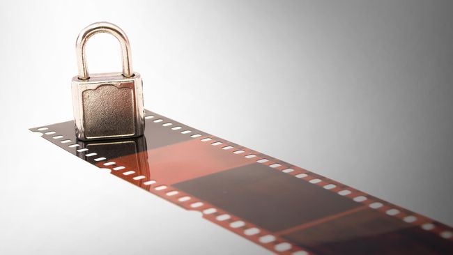 LSF dianggap terlalu membelenggu pilihan penonton film. Sedang sistem rating memungkinkan film-film beradegan kekerasan atau erotis masuk layar bioskop.