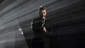 High Heels dan Gaya Androgini Sam Smith di Ajang Penghargaan