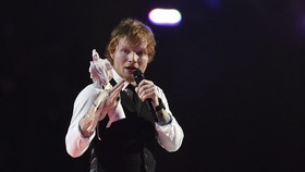 Ed Sheeran :  Taylor Swift Ketinggian Untuk Saya