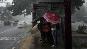 Hujan Angin Landa Jakarta, Diperkirakan Hingga Sore Hari