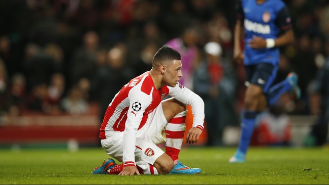 Alexander Oxlade-Chamberlain harus absen membela Arsenal hingga April mendatang karena cedera lutut yang diderita sejak timnya dikalahkan Barcelona.