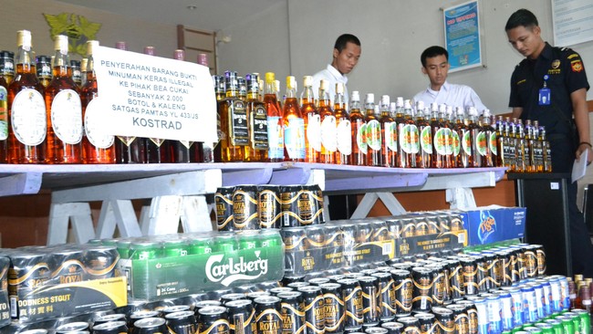 Terkait pembukaan keran investasi minuman keras di 4 provinsi, MUI menilai pemerintah mestinya tak memberi izin usaha miras yang merusak rakyat.