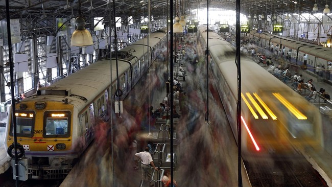 Jembatan untuk pejalan kaki di Stasiun Mumbai, India runtuh akibat guyuran hujan lebat, akibatnya satu orang terperangkap dan lima luka-luka.