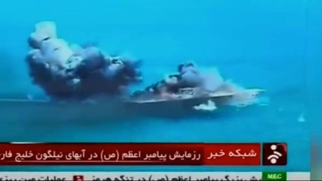 Dalam latihan yang digelar di Selat Hormuz itu, ada spanduk bertuliskan "Jika Amerika siap dikubur di dasar laut Teluk Persia, maka biarkanlah."