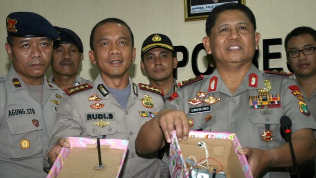 Tidak ditemukan swicthing atau detonator. Bahan yang ditemukan di lokasi, di Jawa Timur dikenal dengan sebutan bondet.