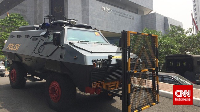 Sejumlah kendaraan taktis disiagakan di kawasan PN Jaksel jelang sidang praperadilan Rizieq Shihab terkait kasus penghasutan kerumunan.