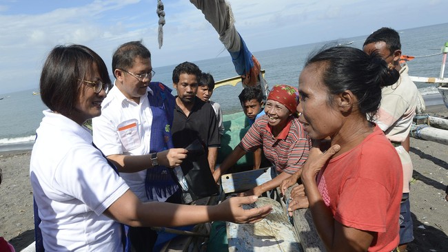 Sebanyak 110 nelayan dari enam desa di Kabupaten Pamekasan, Jatim, mendapat bantuan berupa ponsel dan aplikasi mFish untuk mendeteksi kerumunan ikan di laut.