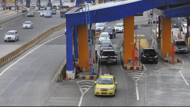 Antrean mobil mengular sejak KM 23. Pengendara resah. Sementara demonstran bergerombol, membentangkan spanduk di tengah jalan tol. Polisi pun turun ke lokasi.