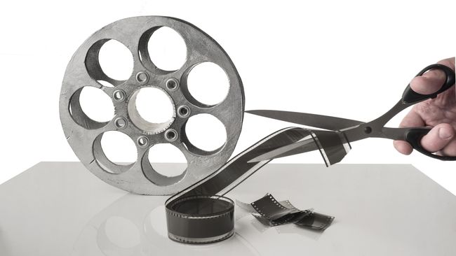 Sensor film tak ubahnya pagar yang membatasi tema dan konten yang layak dikonsumsi publik sesuai segmen usia.