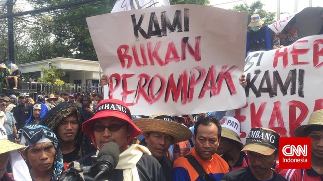 Mereka memprotes kebijakan Menteri KKP Susi Pudjiastuti yang mengeluarkan Peraturan Menteri Nomor 2 Tahun 2015 tentang penggunaan alat tangkap cantrang.