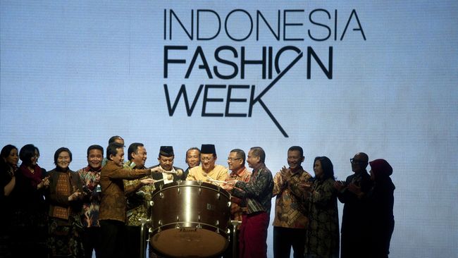 "Saya menggambarkan baju saya seperti sea goddest look yang saya aplikasikan dengan rasa masa kini."