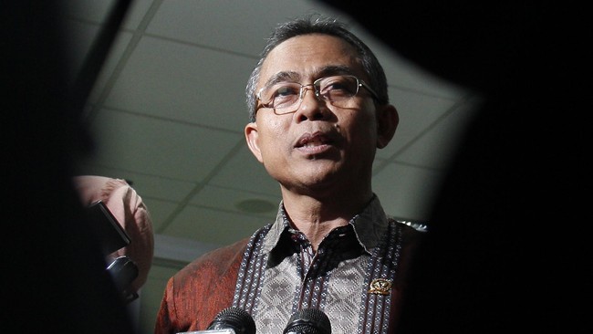 Hakim Teguh Satya Bhakti menangis saat membacakan putusan gugatan mantan Ketua Umum PPP Suryadharma Ali atas SK Menkumham. Sidang mengabulkan gugatan SDA.