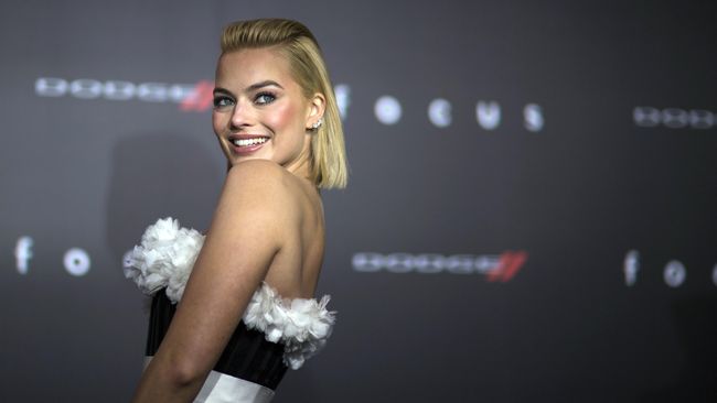 Margot Robbie masih muda, tapi sudah bermimpi jadi sutradara. Ia ingin menggarap film tentang skandal seluncur es di kejuaraan AS.