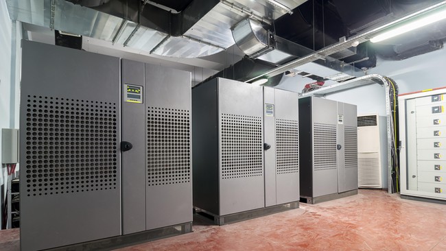 Penyidik Badan Reserse Kriminal Polri menetapkan tersangka baru kasus dugaan korupsi pada pengadaan alat catu daya listrik atau uninterruptible power supply.