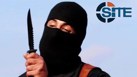 Algojo ISIS Ajak Sandera Berdansa Tango