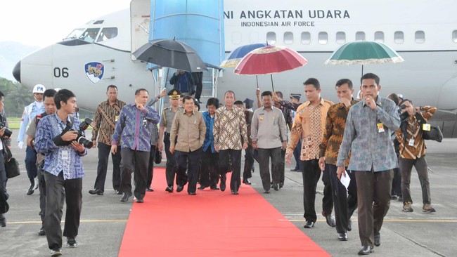 Wakil Presiden Jusuf Kalla menilai gugatan para tersangka korupsi terhadap KPK sebagai langkah mengingatkan KPK agar lebih hati-hati.