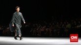 Inspirasi Gaya Berbatik Pria Modis Berbeda dengan perempuan, batik pada fesyen pria biasanya hanya berbentuk kemeja. Padahal ada banyak gaya batik yang bisa diaplikasikan untuk fesyen pria modis.