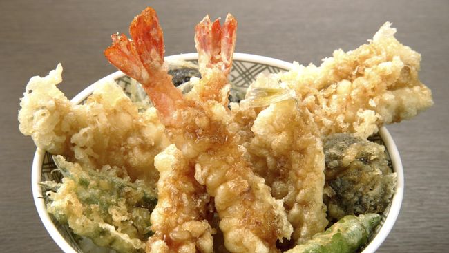 Tempura dibuat dengan cara mencampur tepung terigu berprotein tinggi dengan air es, dan kuning telur.
