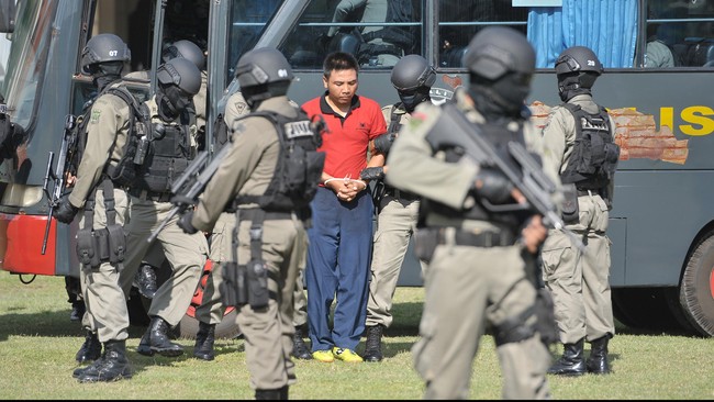Dengan pengawalan ketat, Andrew Chan dan Myuran Sukumaran diterbangkan dari Denpasar menuju Cilacap, Rabu pagi.