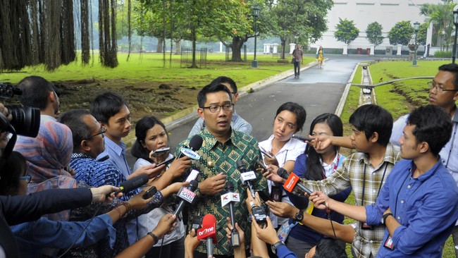 Ridwan Kamil menyobek kertas A3. Ia cuma punya waktu 5 menit menyampaikan presentasi. RK lantas memberi contoh sejumlah negara gagal pindah ibu kota.