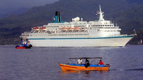 Kapal Pesiar Melintas di Perairan Raja Ampat Saat Masa Corona