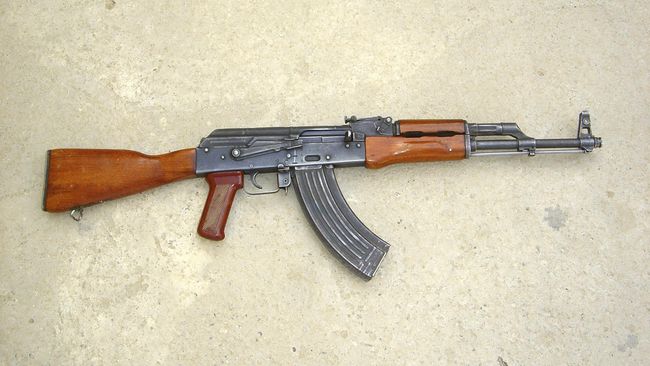Kalashnikov, pencipta senapan serbu AK-47 membuka toko suvenir di bandar udara Sheremetyevo, Moskow.