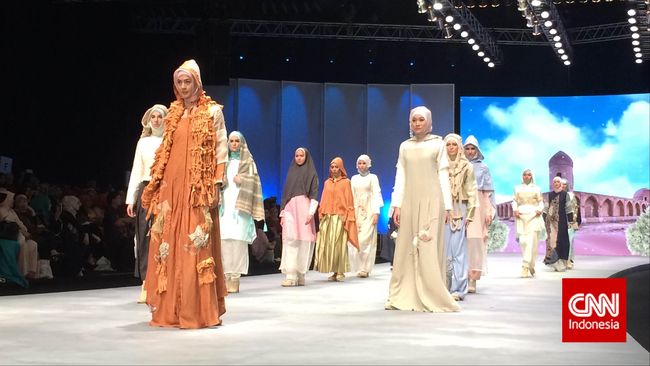 Merry Pramono, Nieta Hidayani, Nuniek Mawardi, dan Tuty Adib, memamerkan koleksi busana muslim mereka dalam satu pagelaran busana bertema Caravansary.