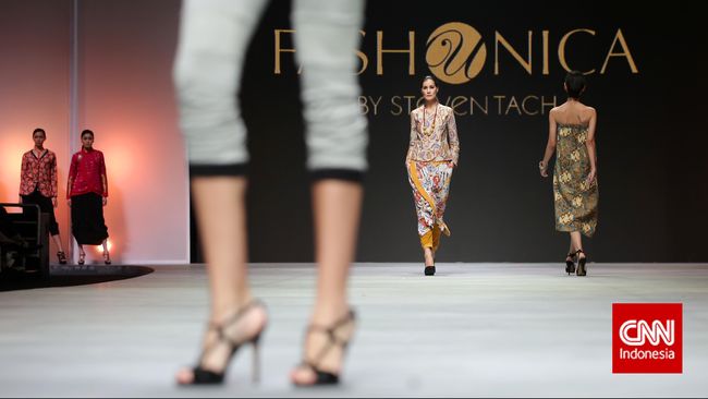 Laxmi Agarwal yang wajahnya rusak karena diserang dengan cairan asam didaulat sebagai model iklan sebuah rumah fesyen di India.
