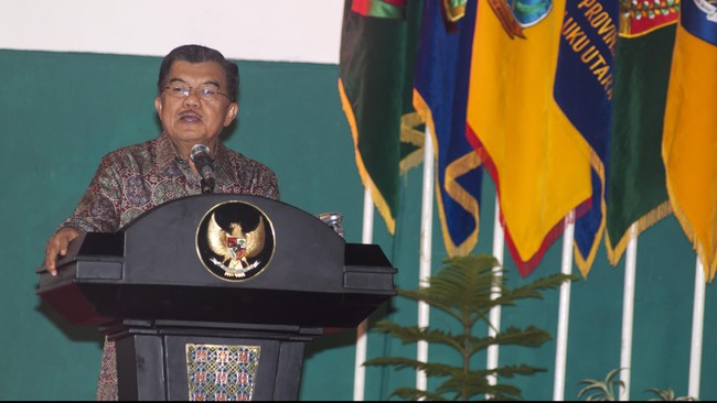 Wakil Presiden Jusuf Kalla melihat tak perlu ada yang dikhawatirkan dengan suasana politik yang sedang merundung Pemerintahan DKI Jakarta.