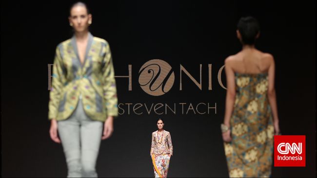 Steven Tach dari Jepang bekerja sama dengan desainer Indonesia Mulia Denny dan menggandeng para penjahit lokal untuk membantu mewujudkan karyanya.