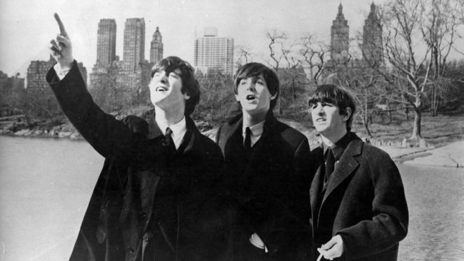 Hari ini, Jumat (9/10) John Lennon tepat berusia 75 tahun jika masih hidup. Berbagai acara digelar memeringati hari lahir personel The Beatles itu.
