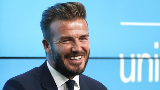 Ketika pose Beckham dengan punggung dan tato yang jantan tampil, muncul James Corden dengan badan bergelambir dan berpose seakan dirinya "Beckham ke-dua".