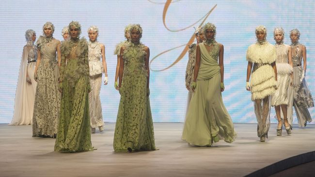 Untuk kelima kalinya, ajang Indonesia Fashion Week (IFW) kembali digelar di JCC Senayan. Tahun ini, IFW berbeda dari sebelumnya.