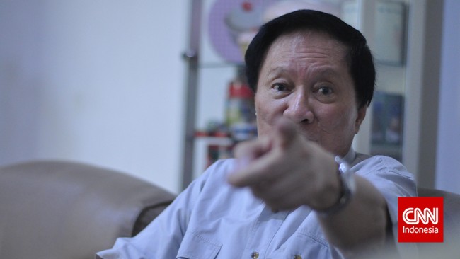 Perjalanan karier Tan Joe Hok tak selalu indah namun juga diwarnai beberapa kesulitan seperti mendapat perlakukan beda hanya karena etnisnya.