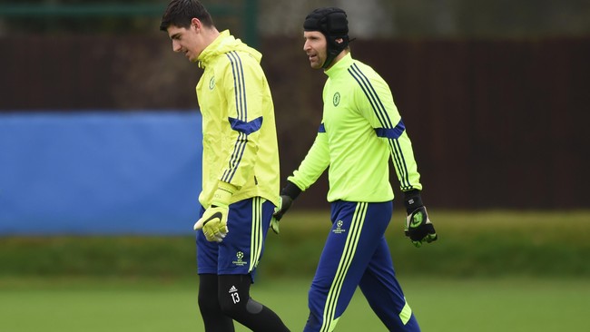 Mantan kiper lebih mendukung Mourinho menunjuk Petr Cech yang berada di bawah mistar gawang saat melakoni final Piala Liga di Stadion Wembley, Minggu (1/3).