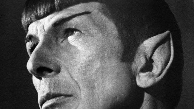 Para penggemar Leonard Nimoy, pemeran Mr. Spock di serial Star Strek, beramai-ramai mencuitkan gambar diri sembari mengacungkan salam Vulcan.