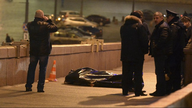 Puluhan ribu orang melakukan aksi unjuk rasa di pusat kota Moskow, Rusia. Selain isu pembunuhan Boris Nemtsov, isu soal Ukarina pun mereka bawa turun ke jalan.