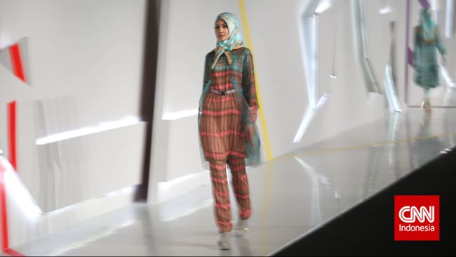 Itang mengkreasikan busana dari ujung kepala hingga ujung kaki dengan model yang mudah digunakan.
