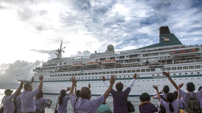 Para pengamat berharap masalah overtourism di destinasi wisata populer bisa selesai setelah pandemi virus corona berakhir.