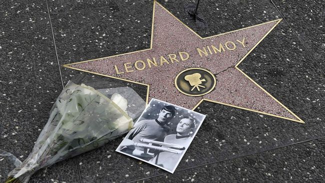 Sosok Leonard Nimoy, pemeran Mr Spock dalam Star Trek, jauh berkebalikan dengan karakter yang diperankannya. Dia humoris dan emosional.