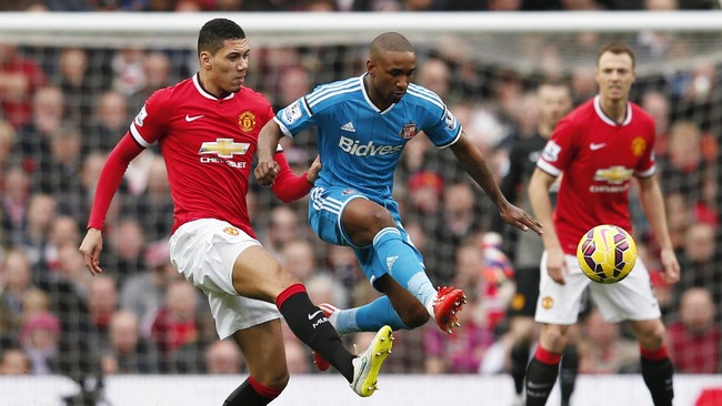 Sempat dipindahkan ke berbagai posisi, mulai dari fullback hingga gelandang bertahan, kini Phil Jones dan Chris Smalling berduet di lini belakang.