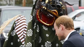 Kunjungi Jepang, Pangeran William 'Digigit' Barongsai